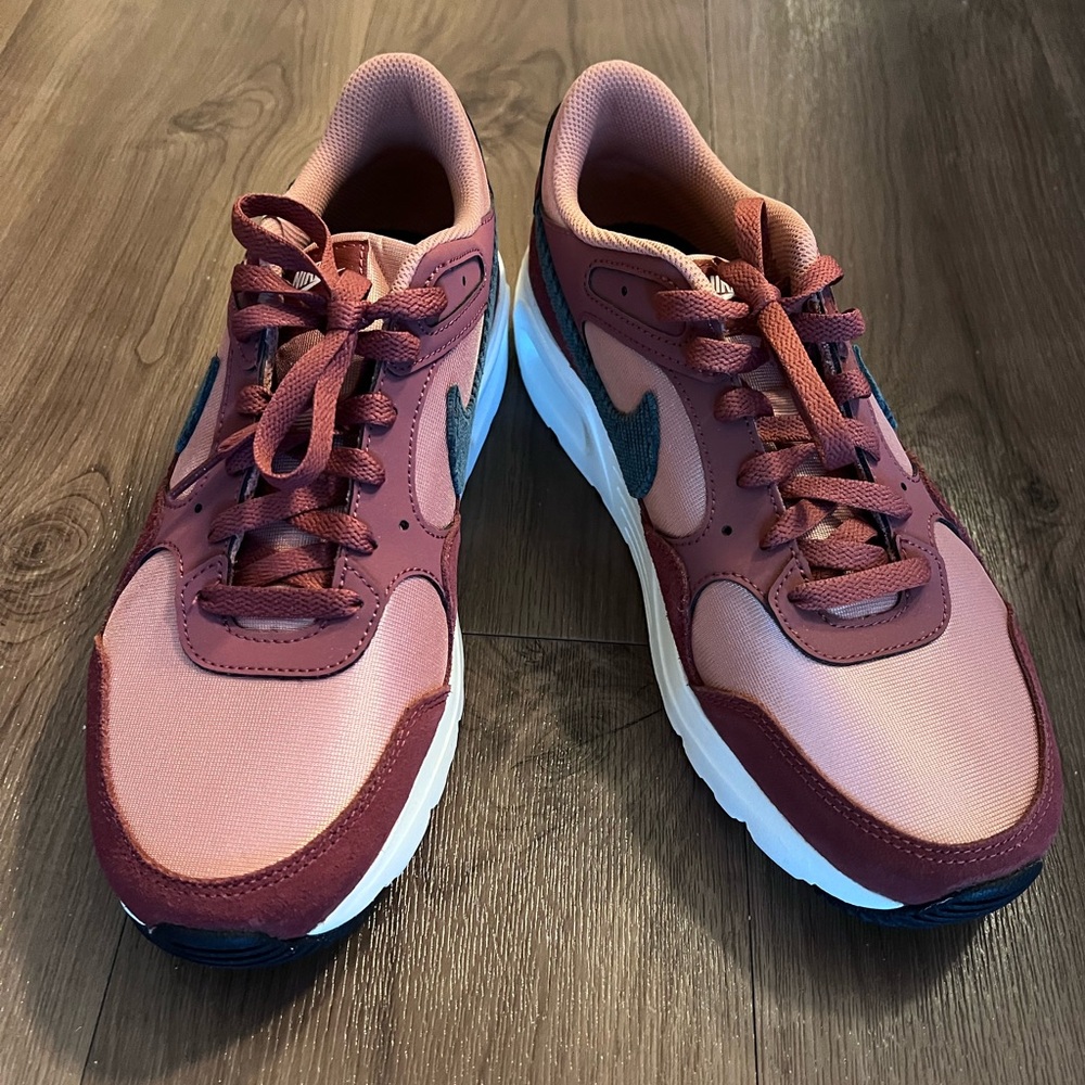 NWOT Women's Nike Air Max SC SE in Pink & Burgundy Size 11 - Picture 2 of 9